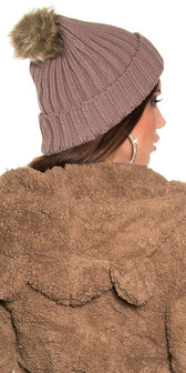 Trendy Knitted Muts met Fake Fur Pom Pon in Cappuccino